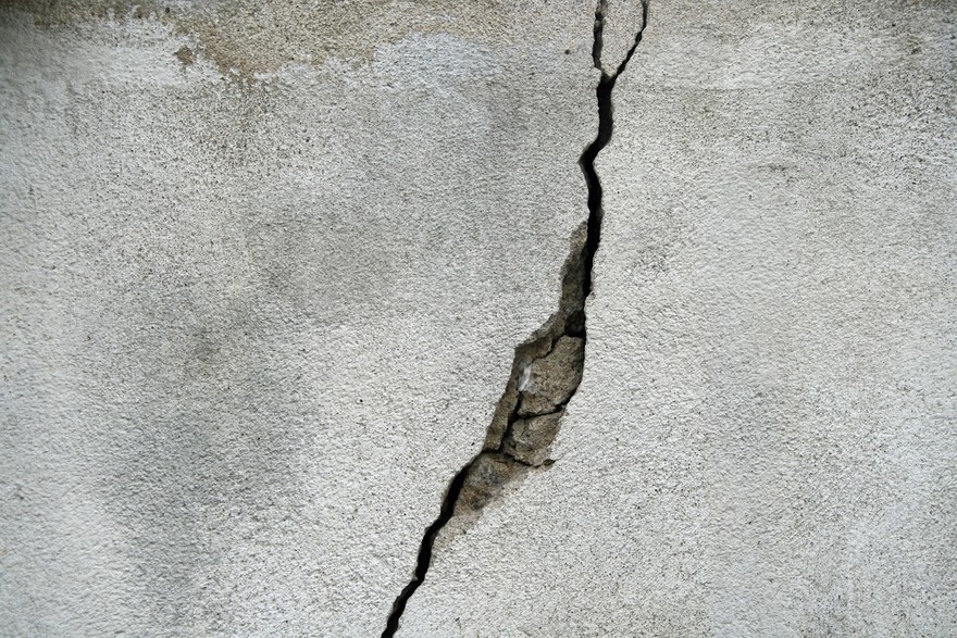 Le crepe su un muro potrebbero essere un segnale di cedimento delle fondamenta o del terreno