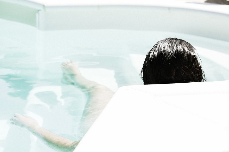 Contro lo stress un bagno in una comoda vasca con acqua calda ed erbe aromatiche...o fiori