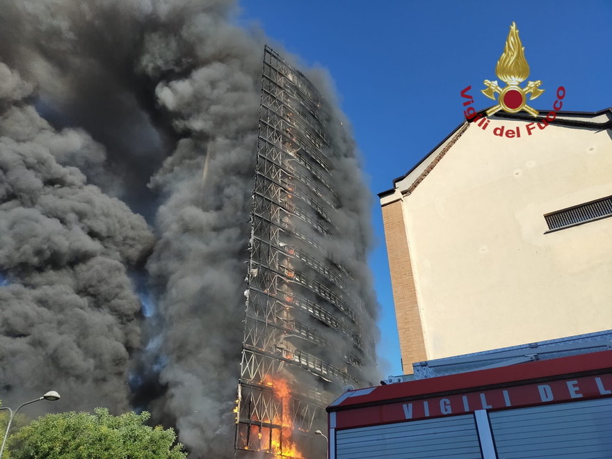 Rogo alla torre di via Antonini a Milano, le norme antincendio