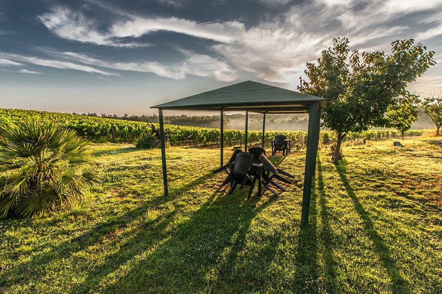 L’ombra in giardino: ombrellone o gazebo?