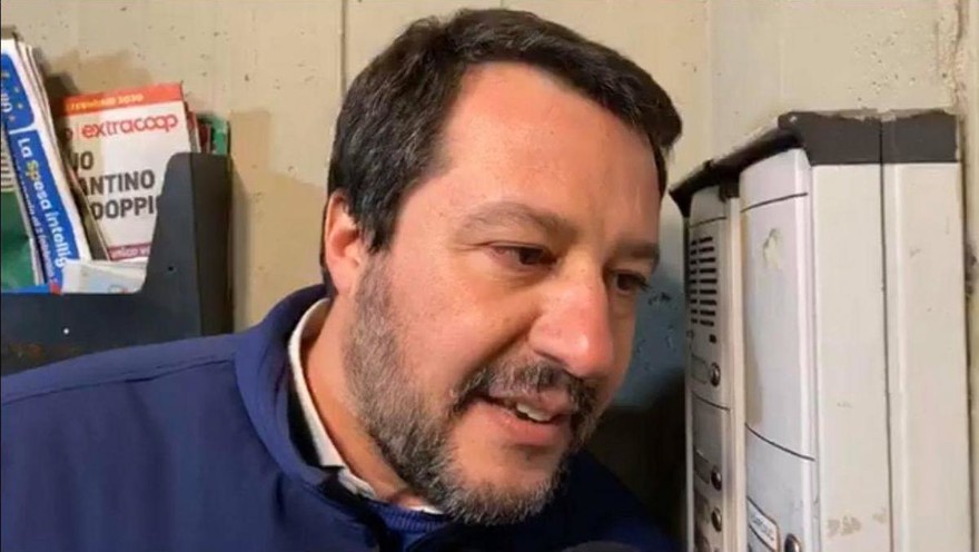 Salvini suona al citofono