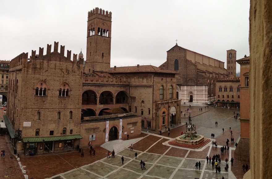 Bologna ha deciso: mascherina obbligatoria anche all’aperto