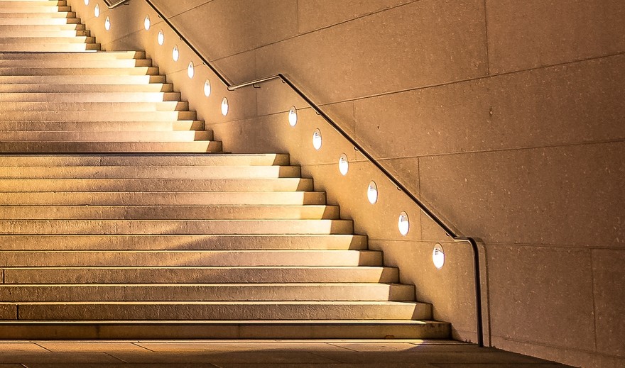 Valorizzare le scale con l’illuminazione 