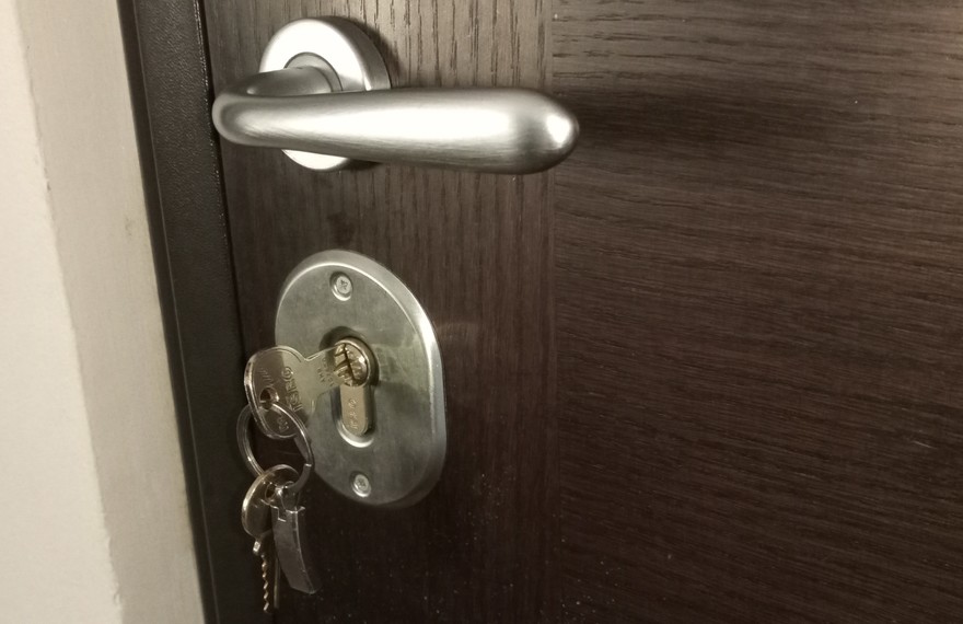 Guai a scordare la chiave dietro alla porta