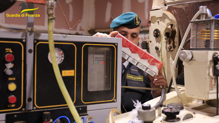 Contrabbando da record, sequestrata fabbrica a Pomezia