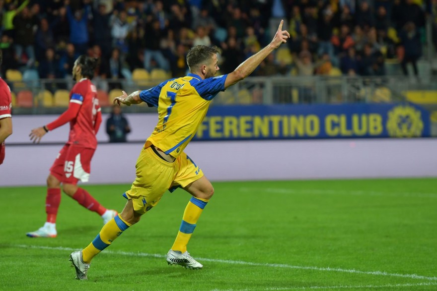 Primi stando sul divano: il Frosinone stacca il Genoa