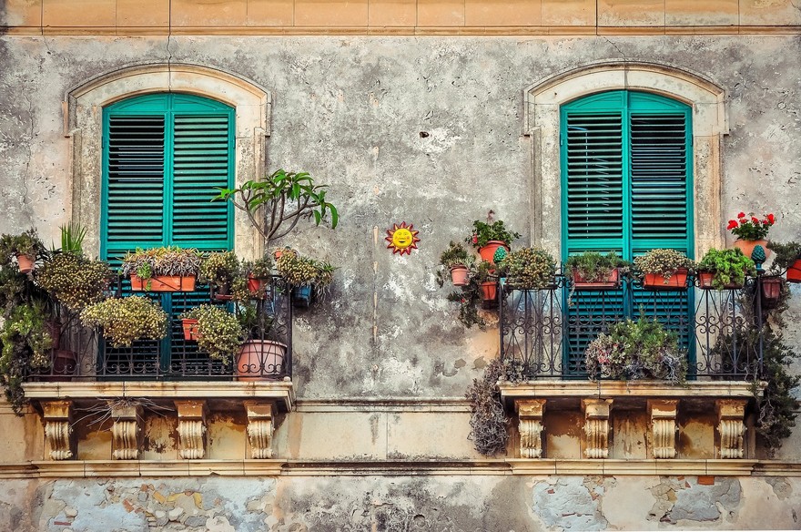 Crepe o intonaco staccato sotto al balcone? Vietato sottovalutare il problema