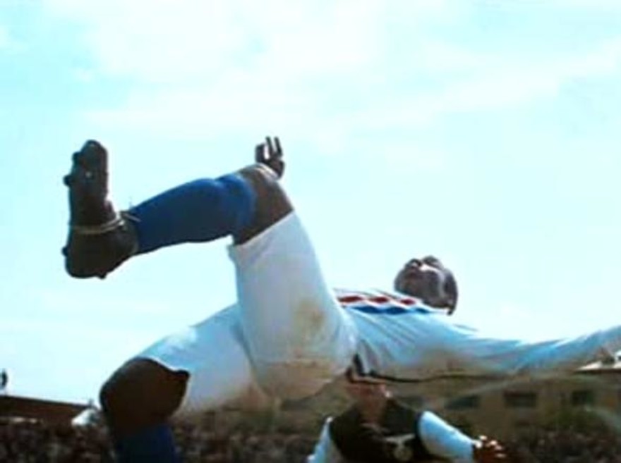 Addio a Pelè, campione di una rovesciata epica