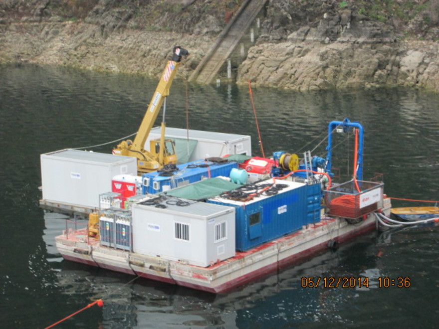 Pontone attrezzato lavoro rifacimento canale di scarico Lago del Salto Cotilia - Rieti