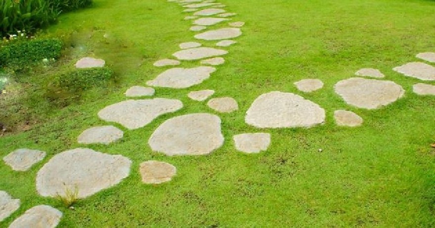 Un viale di pietre in giardino