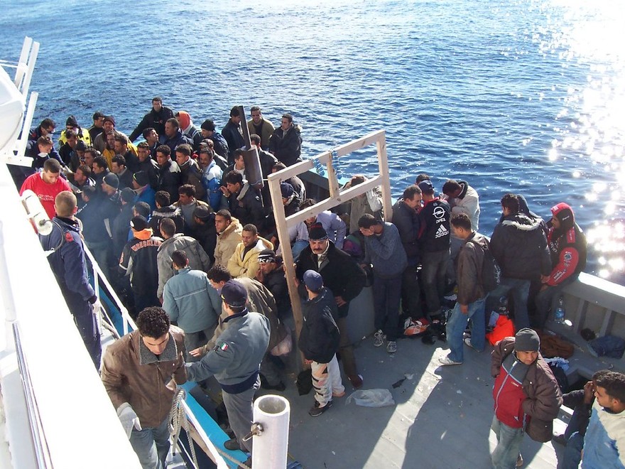 Migranti: 187 soccorsi al largo Calabria, polizia ferma tre scafi
