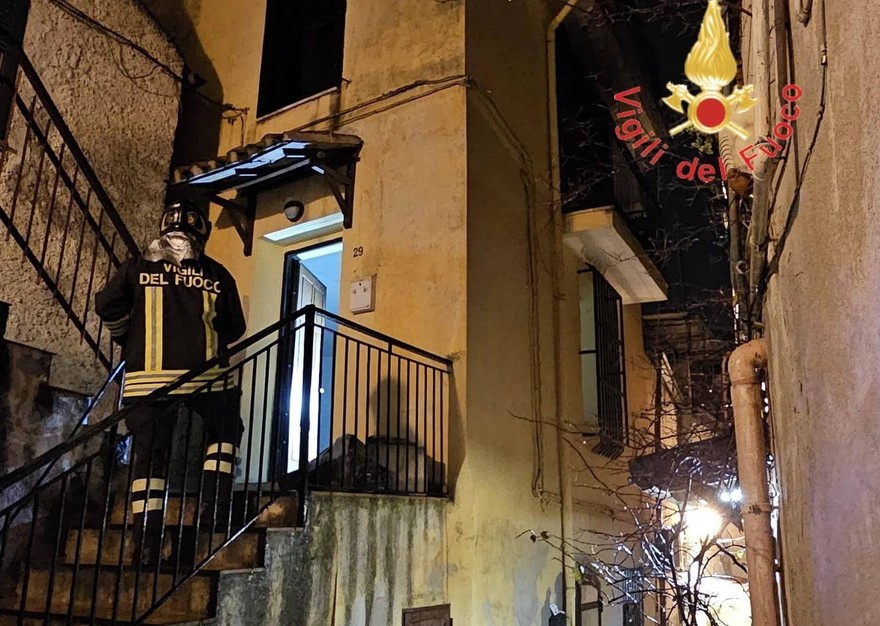 Cosenza, incendio in casa a Corigliano Rossano: morta una donna