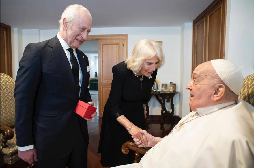 Papa Francesco, incontro a sorpresa con Carlo e Camilla