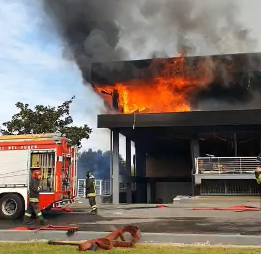Mobilificio a fuoco a Latina, nuvolone visibile da chilometri