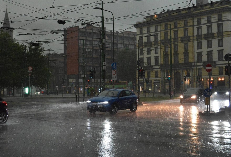 Nubifragi e tempeste di vento, allerta maltempo per weekend Santo