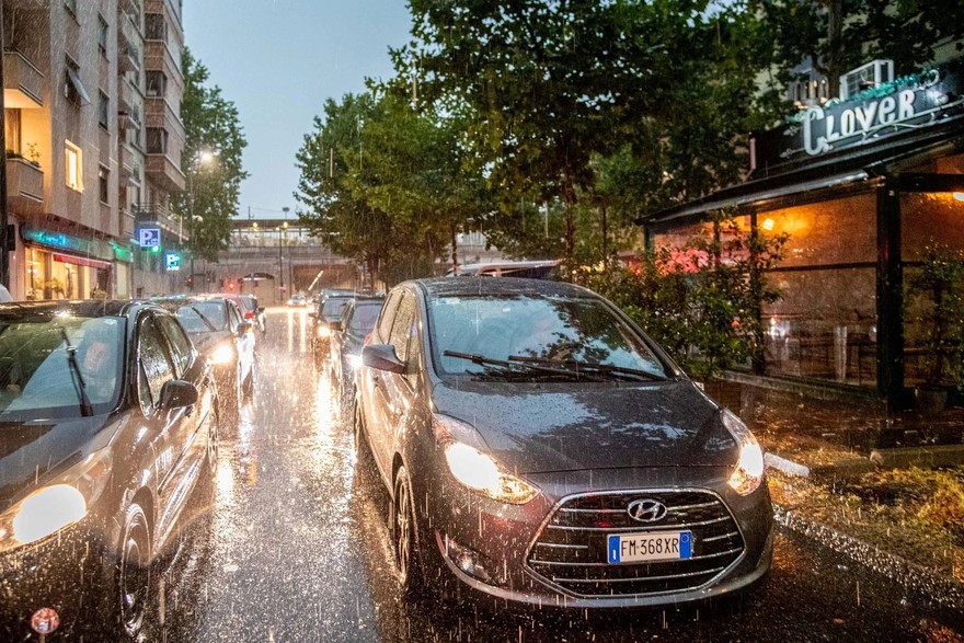 Maltempo flagella l'Italia, a Milano danni e disagi