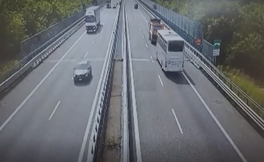 Incidenti: pulmann con bambini in gita contro un camion a Como