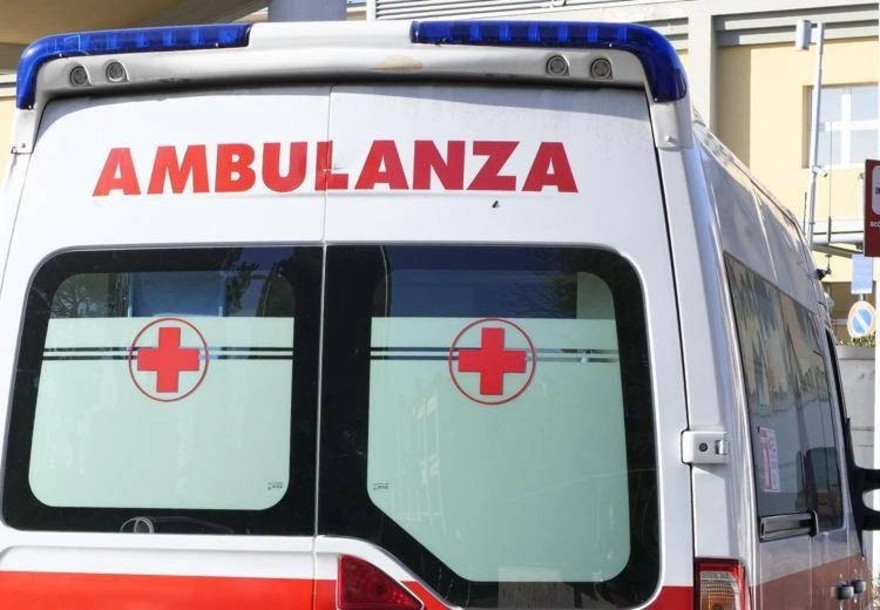 Aggredita brutalmente in un parcheggio e salvata da 3 passanti