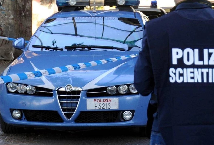 Bologna, due uomini uccisi in casa a coltellate: è giallo