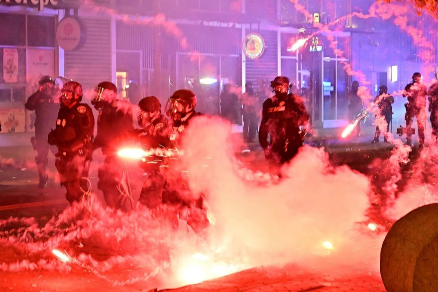 A Los Angeles scatta il coprifuoco e partono gli arresti