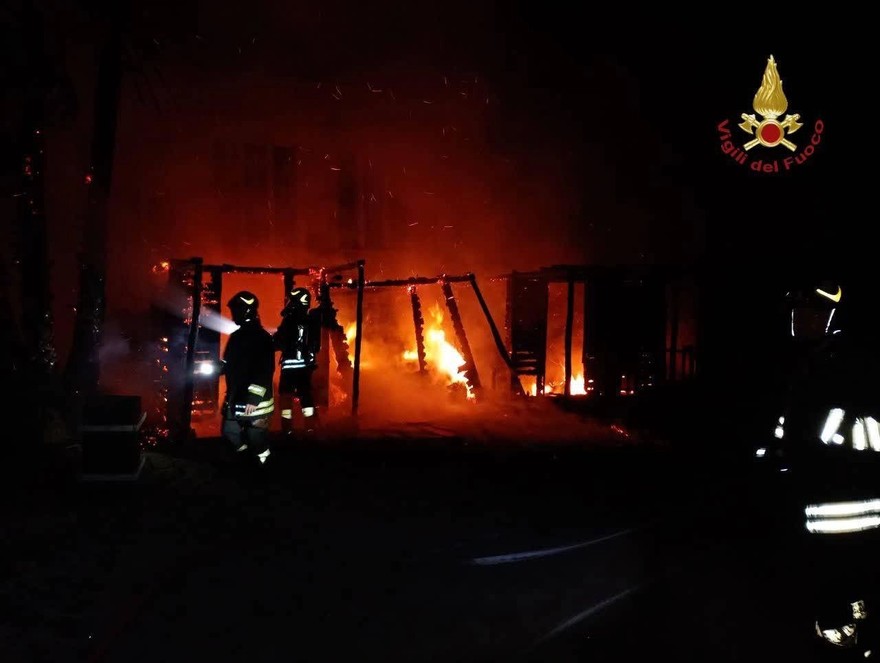 Ostia, in fiamme lo stabilimento Village