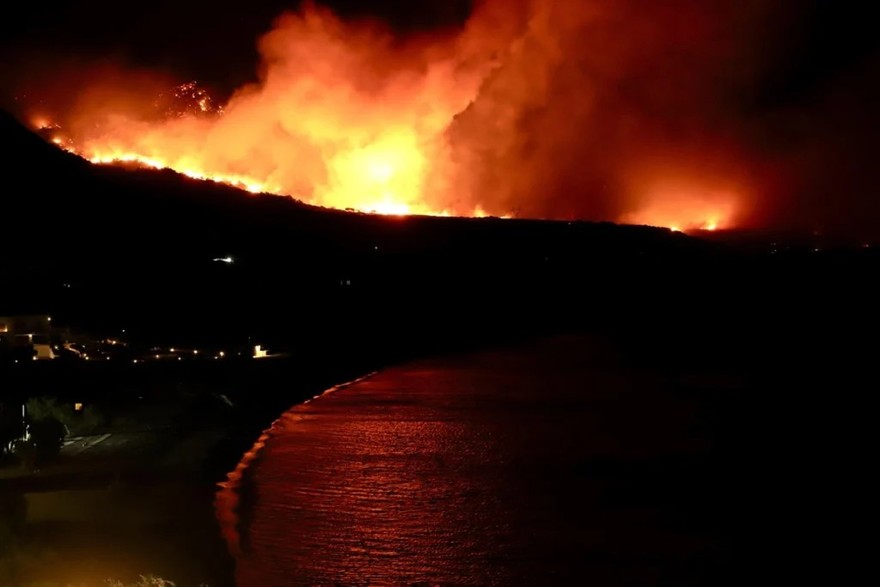 Grecia, fiamme spaventose sull'isola di Creta